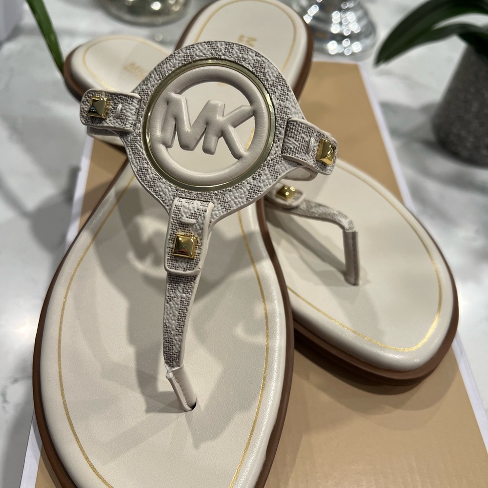 MICHAEL KORS “AUBREY” ~ leather cut out logo sandal ~ BRAND NEW IN BOX!